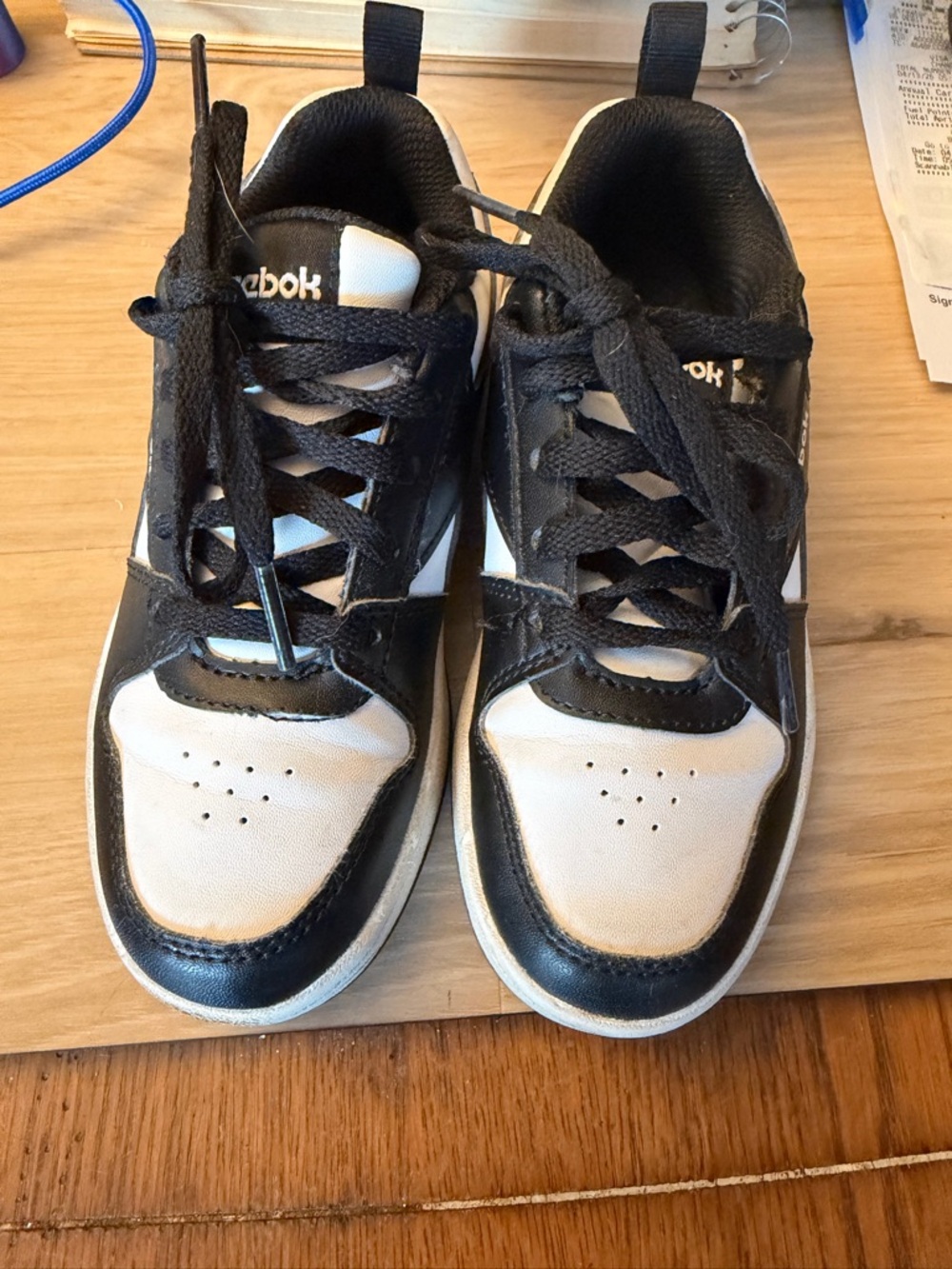 Reebok boys sz. 11 Black & White Low-Top Sneakers!